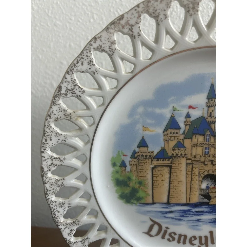 Disneyland Walt Disney Productions Japan Reticulated Vintage Souvenir Plate‎